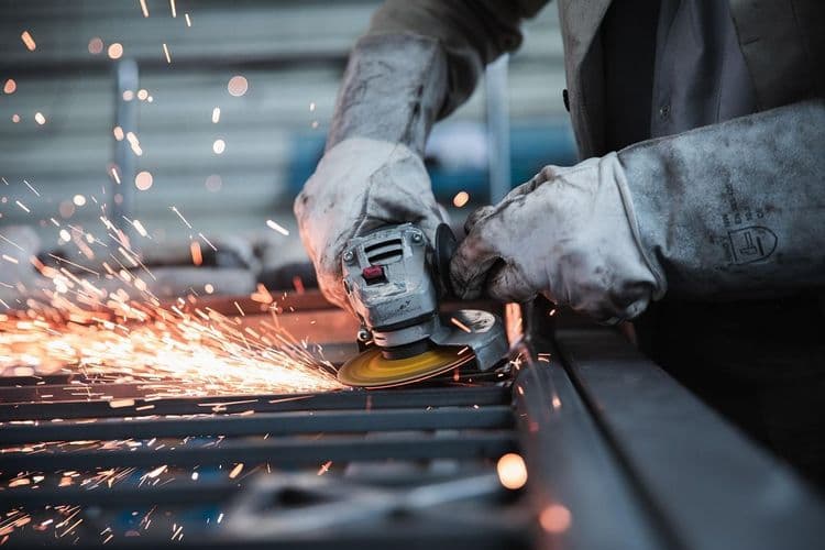 Industrijska proizvodnja evrozone pala manje od očekivanog, u Srbiji promet porastao