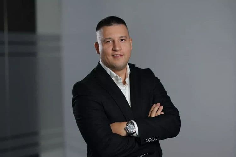 Ni nagomilane robe, ni praznih polica : Kako AI pomaže trgovcima